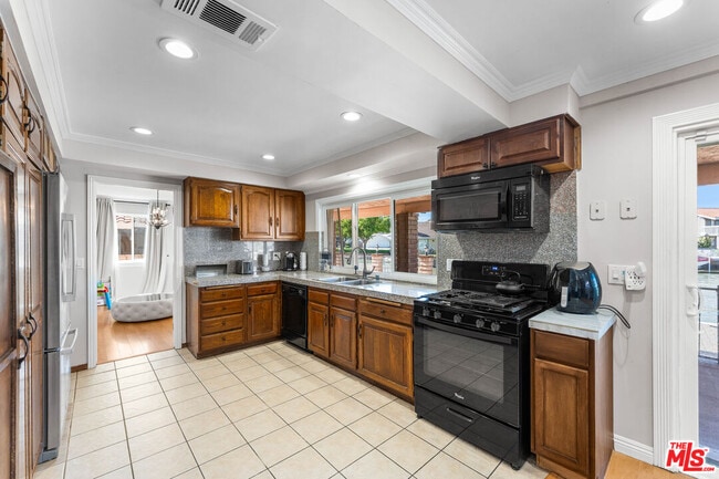 Building Photo - 18032 Mariner Dr