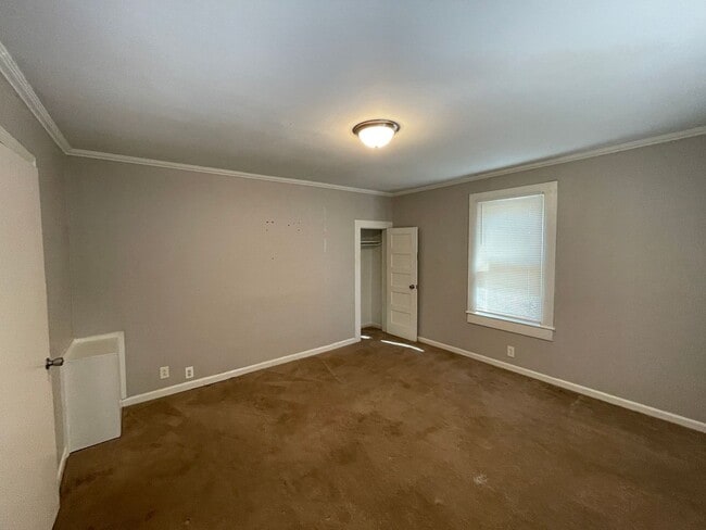 Building Photo - 3 bedroom 1 bath house available!