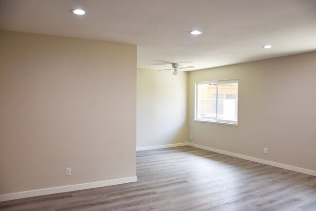 Building Photo - Olive (815) North