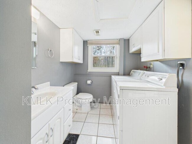 Building Photo - 874 Pleasant St