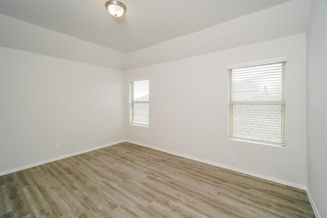 Building Photo - 3919 Silver Ranch Rd
