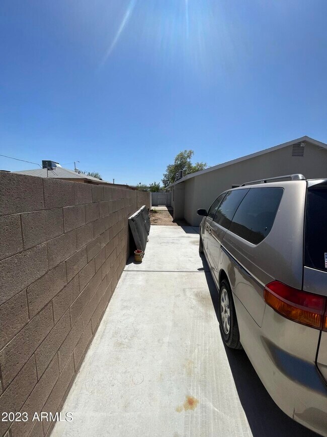 Building Photo - 1308 E Monroe St