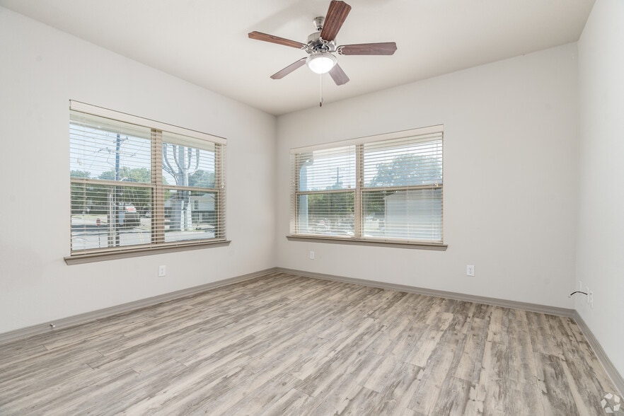 Building Photo - Live Oak Apartments