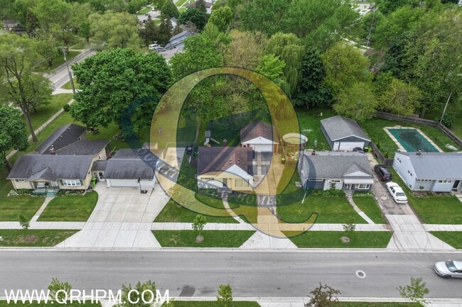 Building Photo - Available Now in Fenton!!!