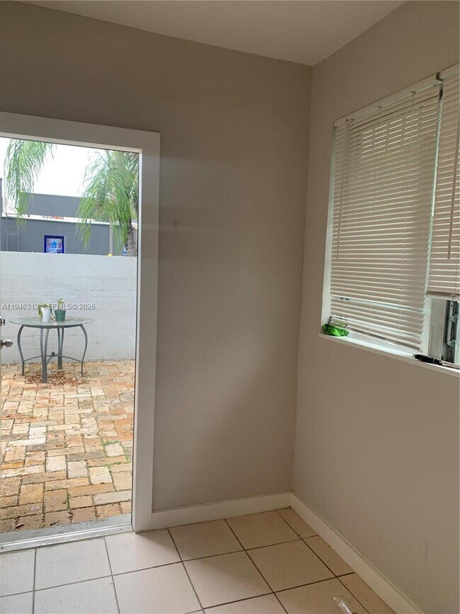 Building Photo - 821 SW 29th Ct