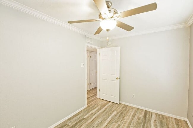 Building Photo - 10590 High Hollows Dr