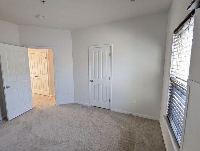 Building Photo - Impeccably maintained SFH in Clarksburg re...