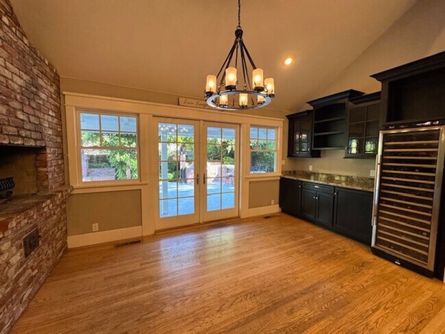 Building Photo - Gorgeous 5 bedroom, 4.5 bath, Westside Dan...