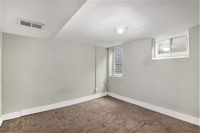 Building Photo - Spacious 3 bed 2 bath home in Denver