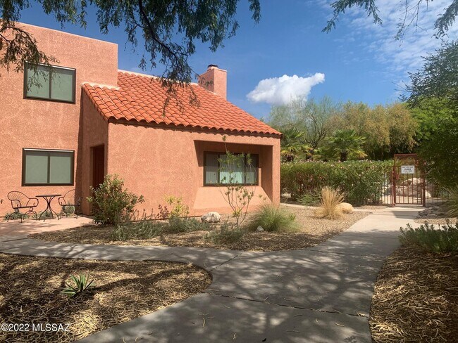 Building Photo - 5051 N Sabino Canyon Rd