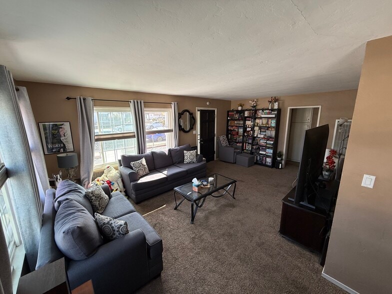 Building Photo - 504 S 46th St