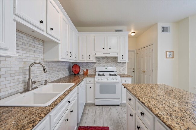 Building Photo - 2060 Glencove Dr
