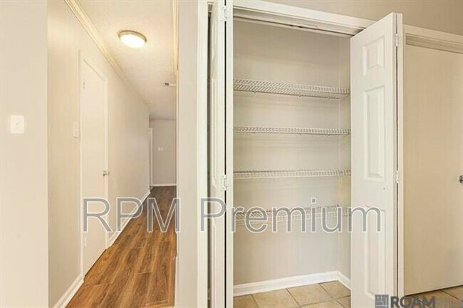 Building Photo - 4625 Parkoaks Dr