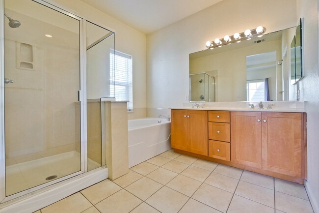 Building Photo - Large, Bright and Beautiful 3BR/2.5BA/2,195sf home in great condition!