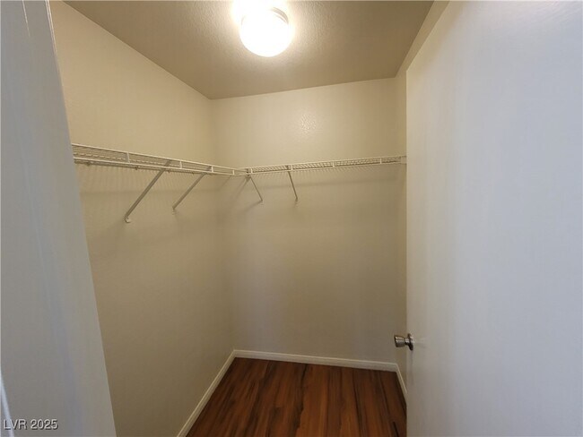 Building Photo - 3125 N Buffalo Dr