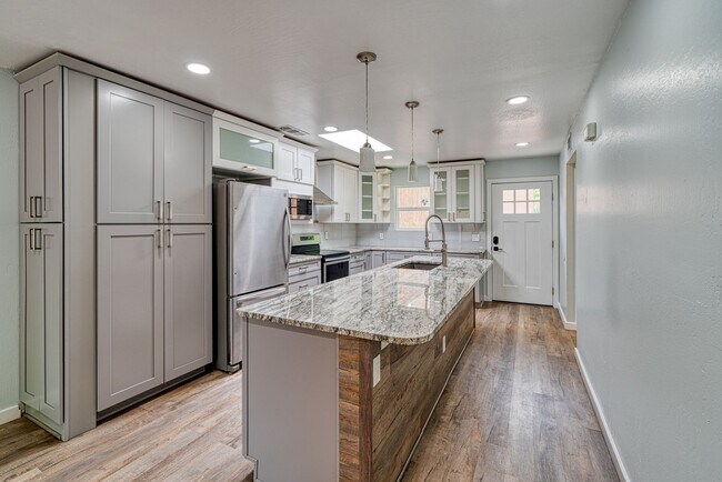 Building Photo - Beautifully Renovated 3 bedroom 2 bathroom Townhouse