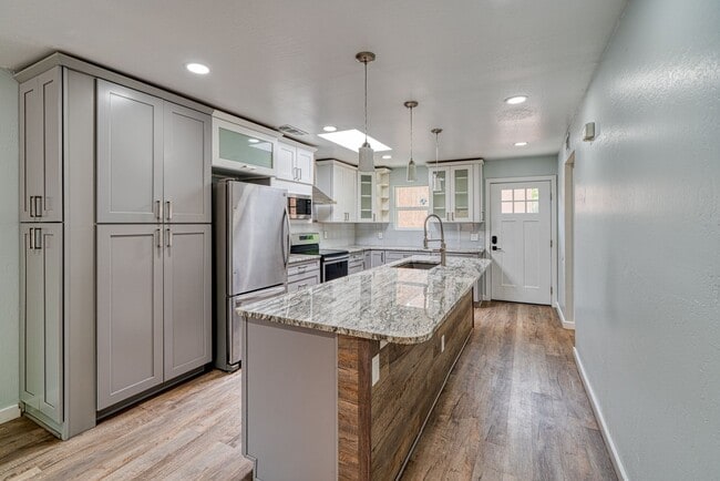 Building Photo - COMING SOON! Beautifully Renovated 3 bedroom 2 bathroom Townhouse