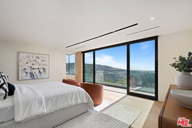 Building Photo - 2501 Banyan Dr