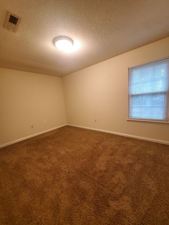 Building Photo - 3 Bedroom Home in Sedgefield