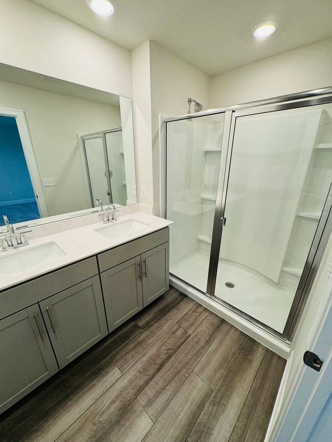 Building Photo - FOR LEASE - 3 bed, 2.5 bath, 1611 sqft tow...
