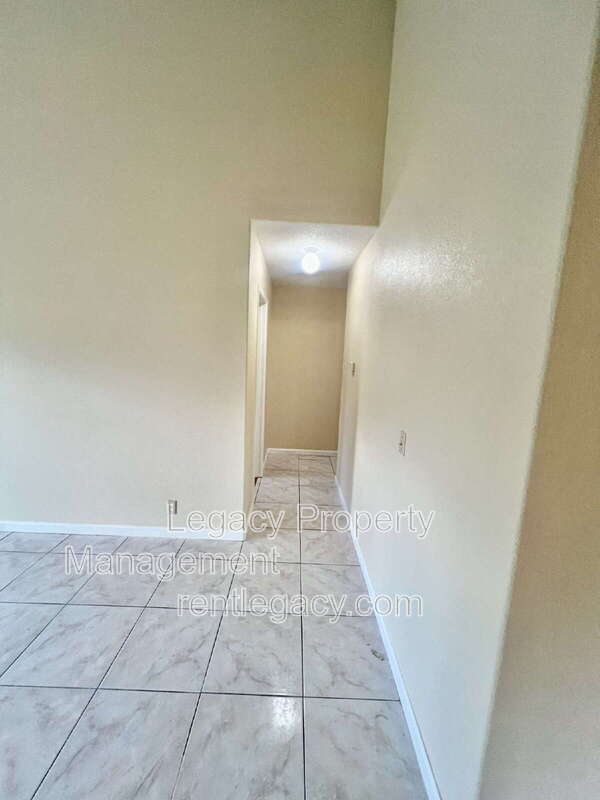 Building Photo - 827 Crested Dr