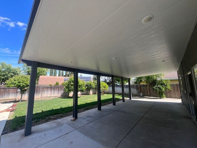 Building Photo - Bright & Spacious Woodland Home with Functional Layout 3 bed/2.5 bath