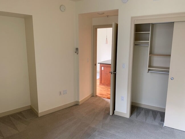 Building Photo - Bellevue Washington Square. One bed, One full bath. 1 Reserved parking. 17th floor. Concierge