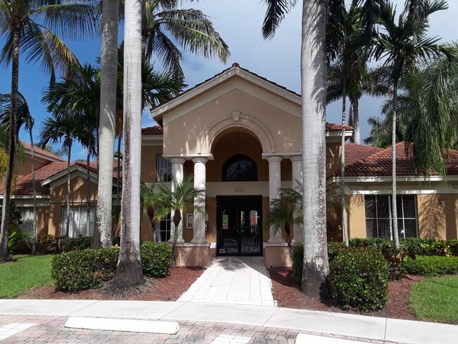Building Photo - EMERALD ISLE AT LAGUNA LAKES CONDO