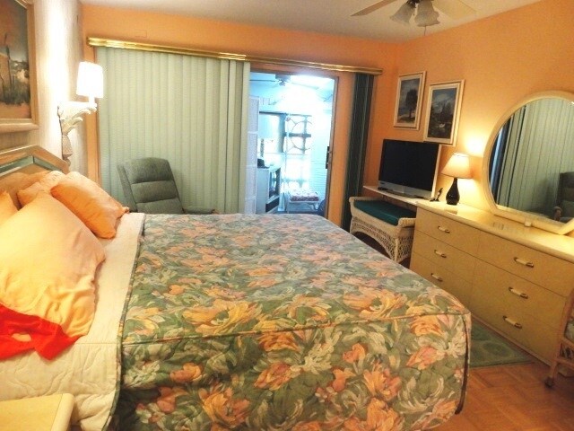 Building Photo - 1BR + Den with Murphy Bed/2BA Single level villa on the Beach!