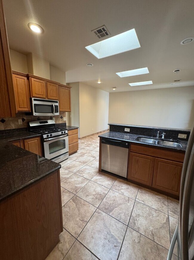 Building Photo - Nice townhome in Gated community