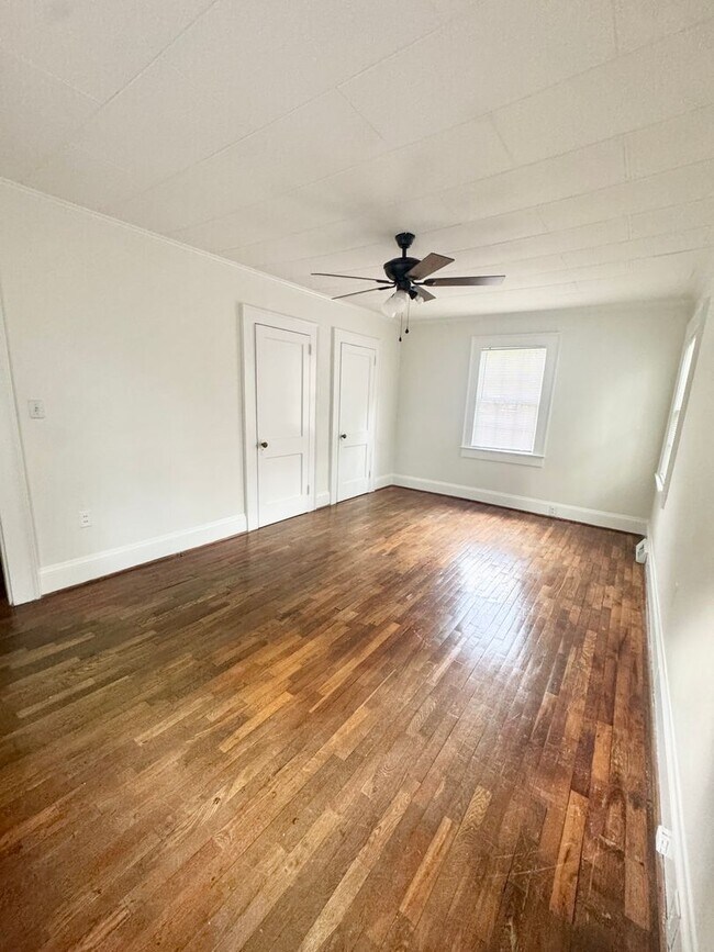 Building Photo - ADORABLE Downtown Cottage in Conway. Fantastic location and TONS of charm. Fenced in back yard!