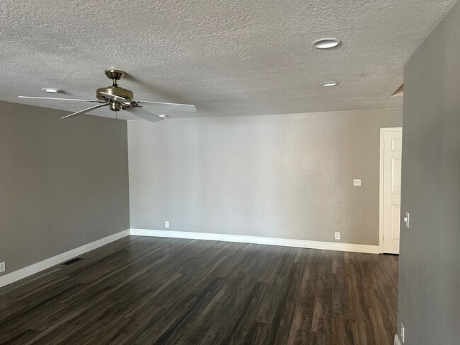 Building Photo - 1472 Willow Lake Rd