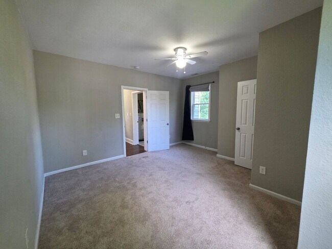 Building Photo - 212 Elm Ave