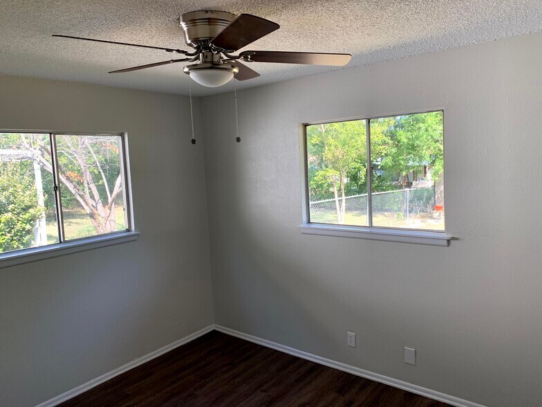 Building Photo - 410 Bridgit Dr