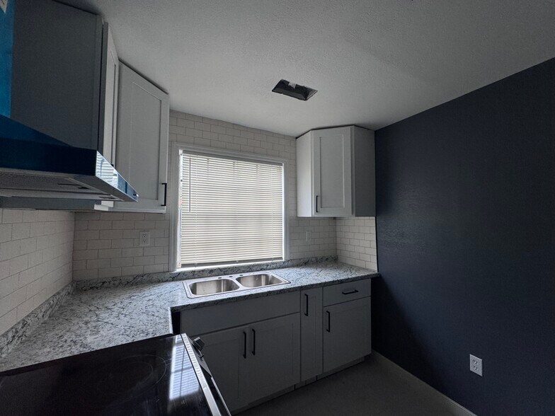 Building Photo - 1519 W 46th St