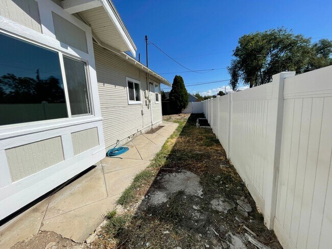Building Photo - Spacious 4 Bed, 2 Bath Home with 2-Car Garage in Magna