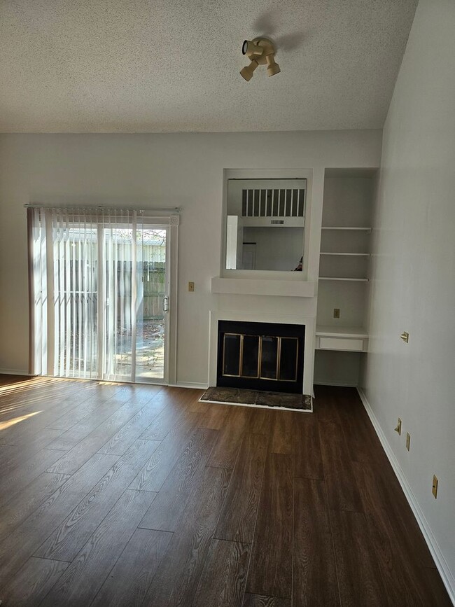 Building Photo - 2 Bed 1 bath loft