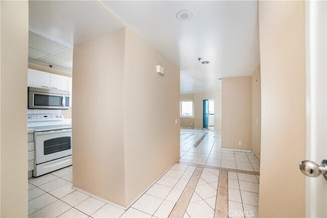 Building Photo - 525 E Seaside Way