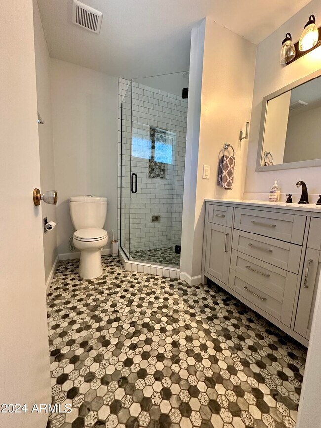Building Photo - 5634 E Wilshire Dr