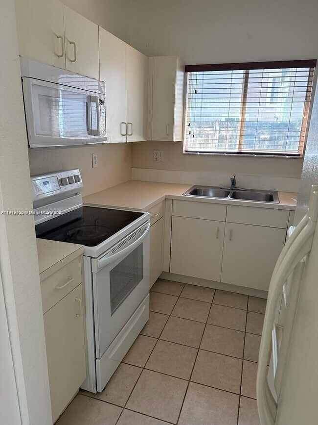 Building Photo - 367 NE 35th Ave