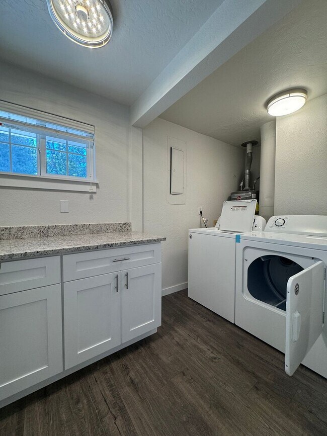 Building Photo - Spacious 4 Bed, 3 Bath House for Rent
