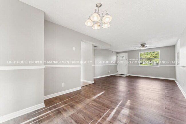 Building Photo - Spacious 3 Bed/1 Bath Home with Fenced Yar...