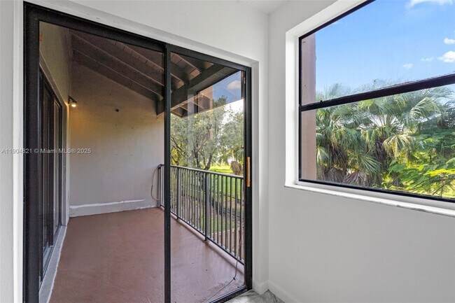 Building Photo - 330 W Park Dr