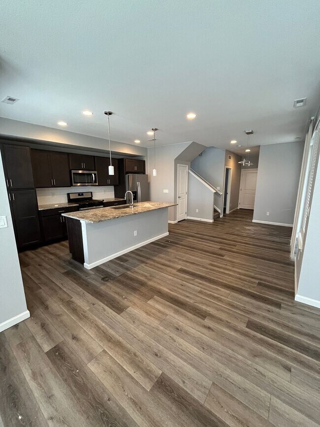 Building Photo - PRIME LOCATION IN THE HEART OF COMMERCE CI...