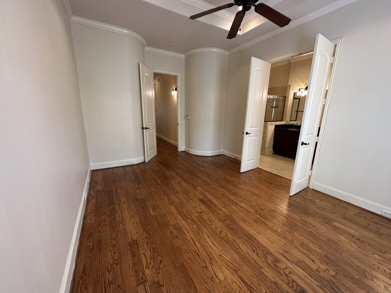 Building Photo - 6353 Richmond Ave