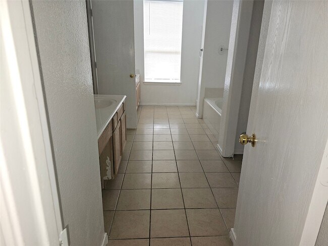 Building Photo - 7023 Greenspoint Dr