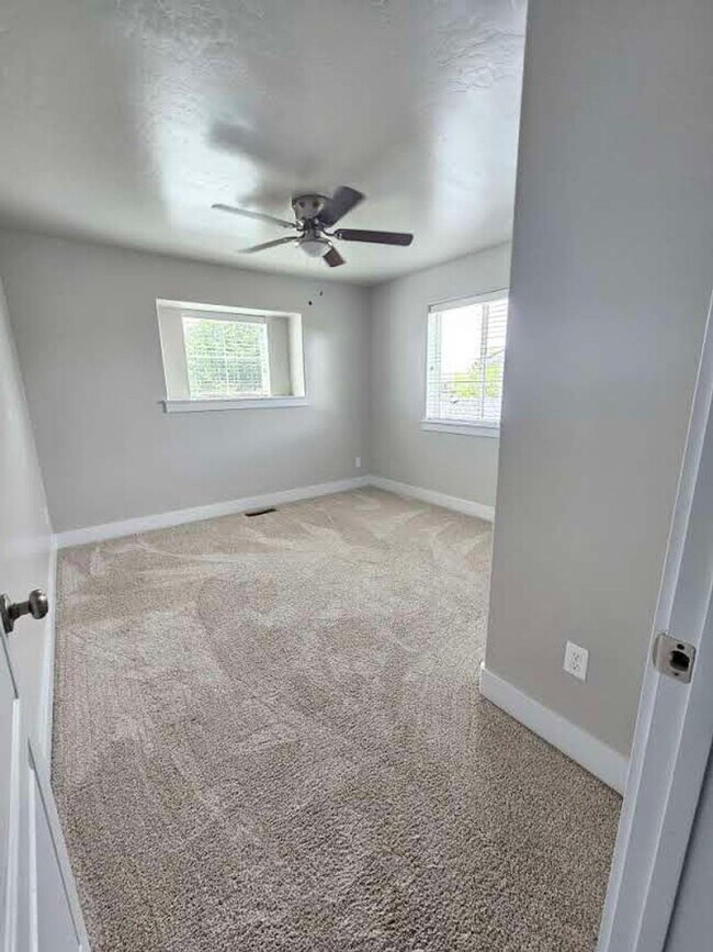 Building Photo - Ready now this beautiful 3 Bedroom Upscale...