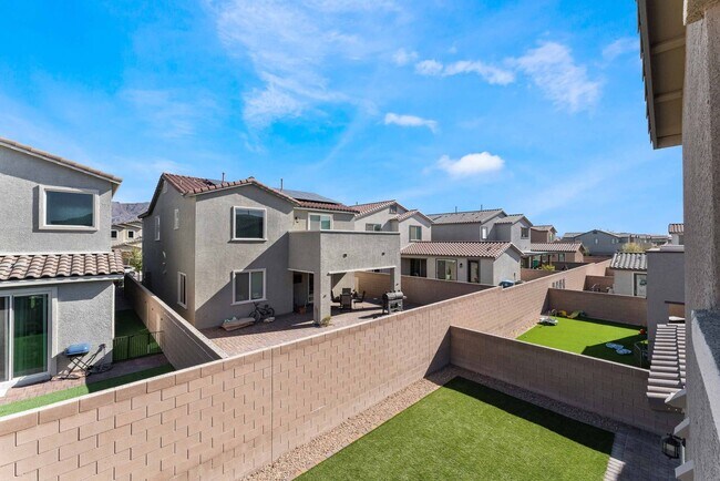 Building Photo - Modern Luxury Living: Spacious Retreat with Next-Gen Suite!