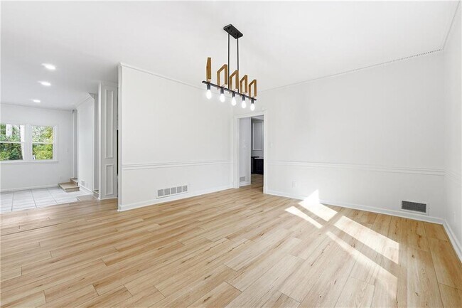 Building Photo - 125 River Park Dr