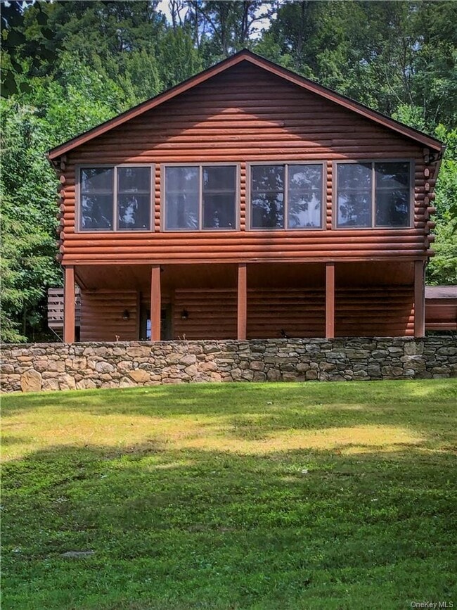Building Photo - 559 Quaker Hill Rd